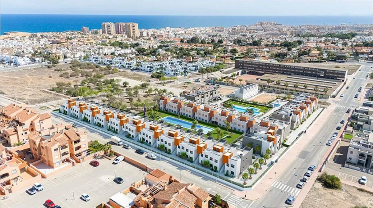 Bungalow de 3 dormitorios en Torrevieja, España No. 30685
