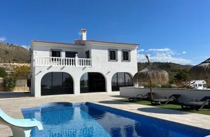 Сasa de 4 dormitorios en Villajoyosa, Spain No. 31120