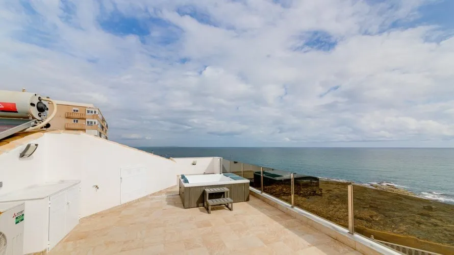 Villa de 210m² en Torrevieja, Spain No. 31014
