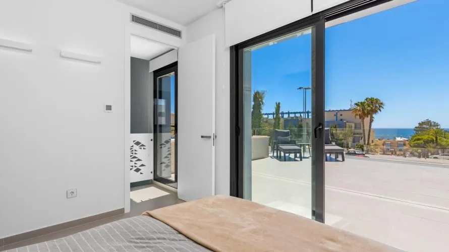 Villa de 4 dormitorios en Campoamor, Spain No. 30705 № 18