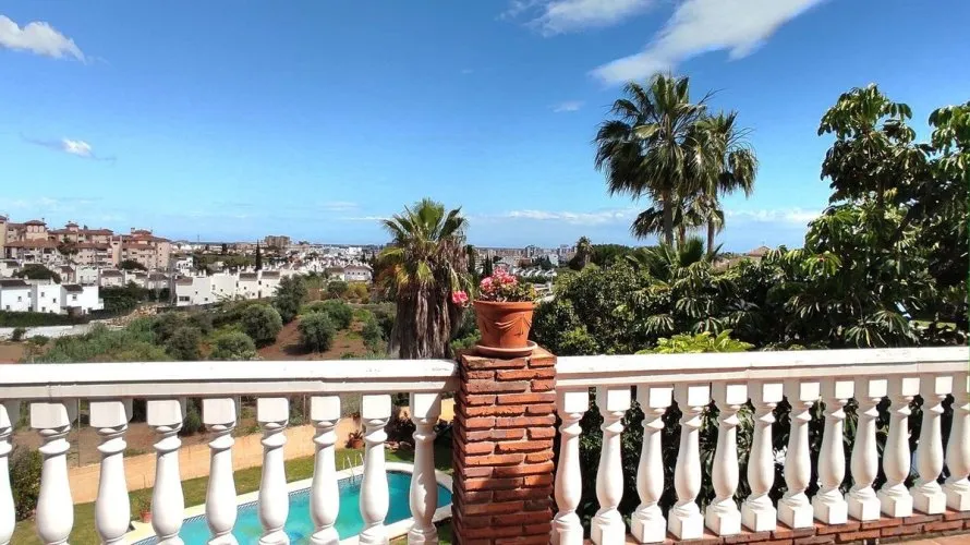 Villa de 4 dormitorios en Mijas Costa, Spain No. 30620 № 1