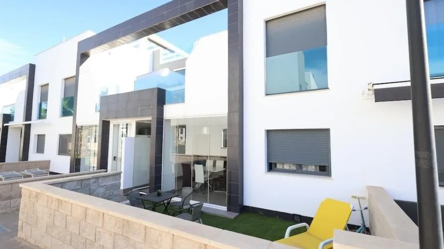 Bungalow de 2 dormitorios en La Zenia, Spain No. 31233