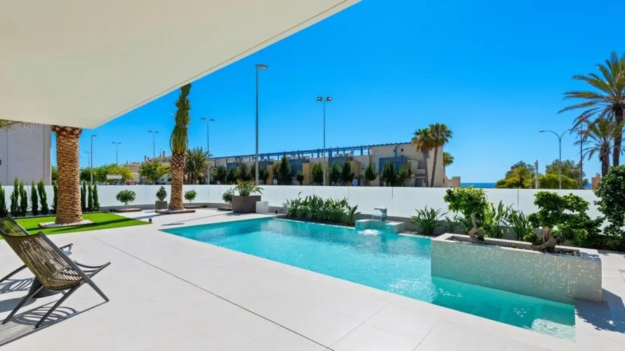 Villa de 4 dormitorios en Campoamor, Spain No. 30705