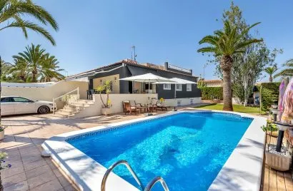 Villa de 4 dormitorios en Torrevieja, Spain No. 31177