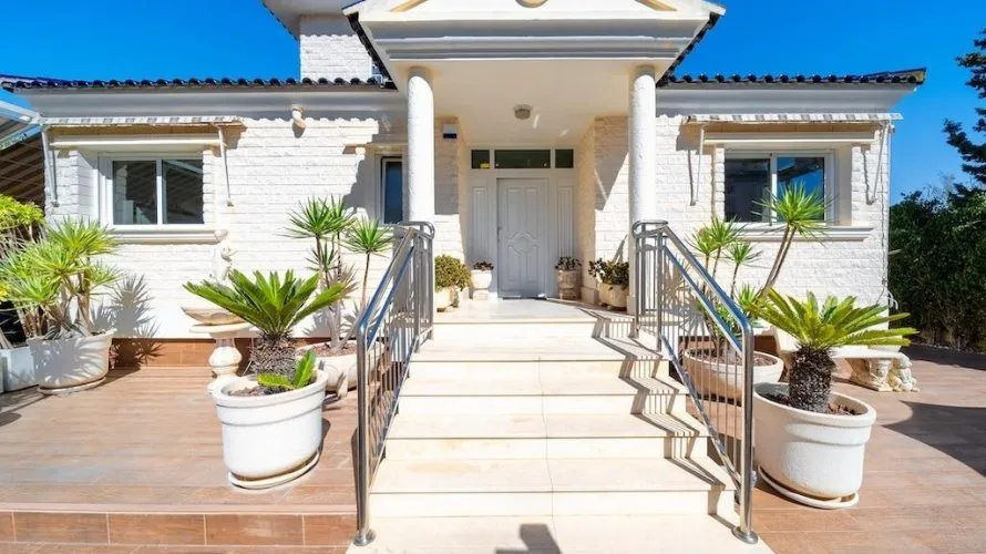 Villa de 5 dormitorios en Torrevieja, Spain No. 31021