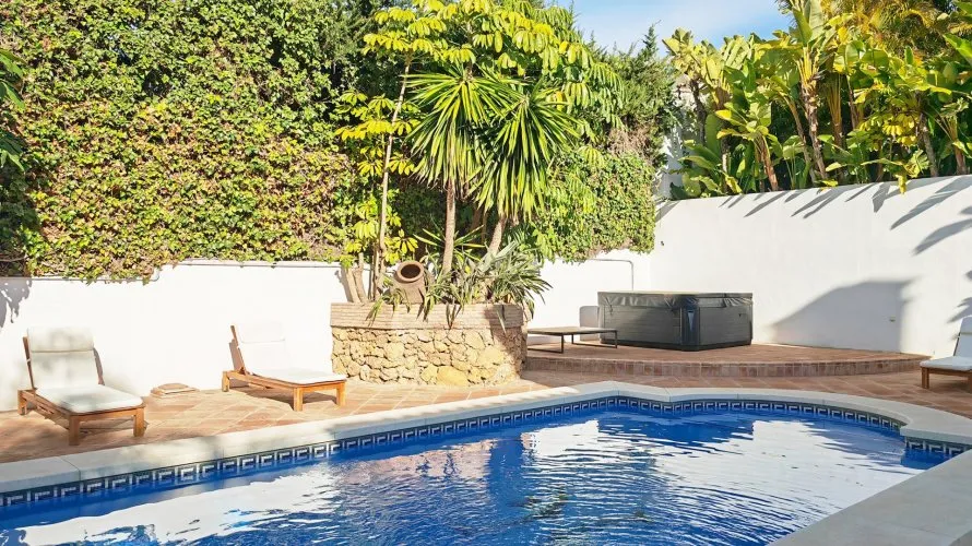 Villa de 4 dormitorios en Marbella, Spain No. 30549 № 1