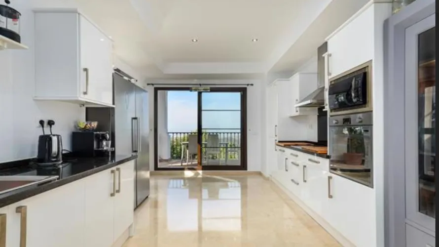 Villa de 6 dormitorios en Marbella, Spain No. 30639 № 3