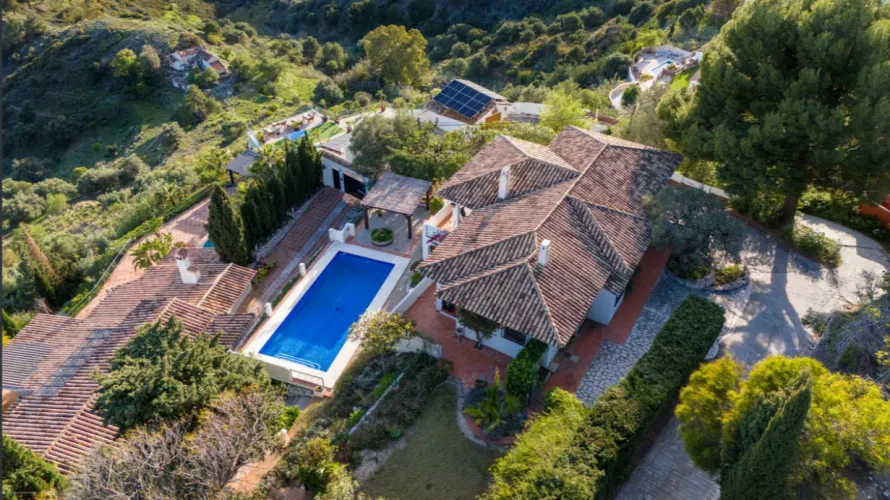 Villa de 4 dormitorios en Mijas Costa, Spain No. 31077 № 1