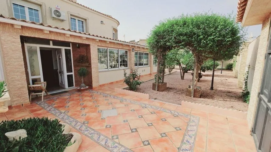 Villa de 5 dormitorios en Torrevieja, Spain No. 31012 № 1