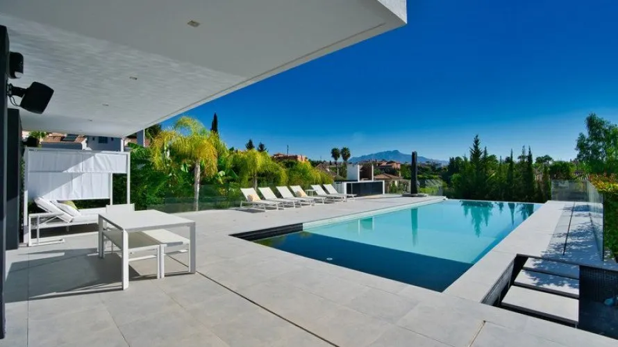 Villa de 4 dormitorios en Estepona, Spain No. 30576