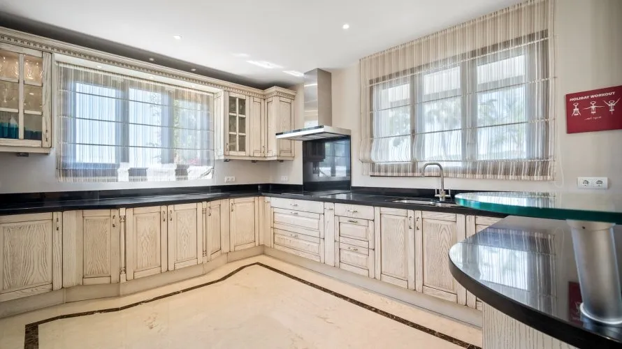 Villa de 6 dormitorios en Benahavís, Spain No. 30745 № 12