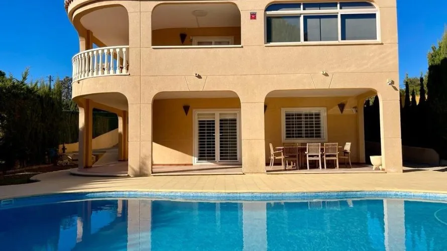 Villa de 4 dormitorios en Torrevieja, Spain No. 30690