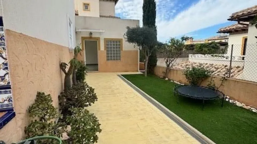 Villa de 4 dormitorios en Alicante, Spain No. 30946 № 1