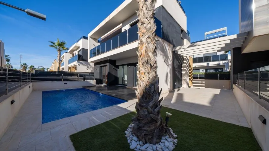 Сasa de 3 dormitorios en La Zenia, Spain No. 30704 № 1