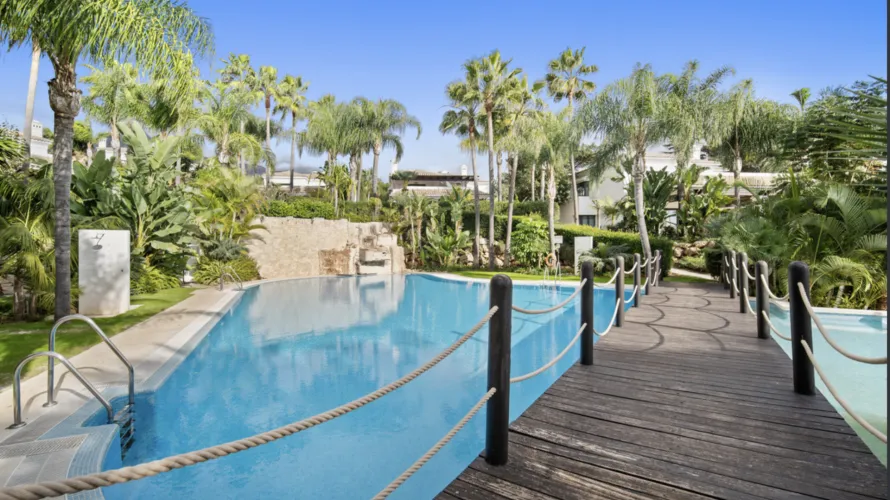 Villa de 6 dormitorios en Marbella, Spain No. 30740