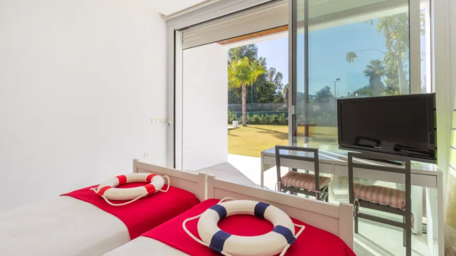 Villa de 4 dormitorios en Cortes (San Pedro De Alcantara), Spain No. 31128 № 14