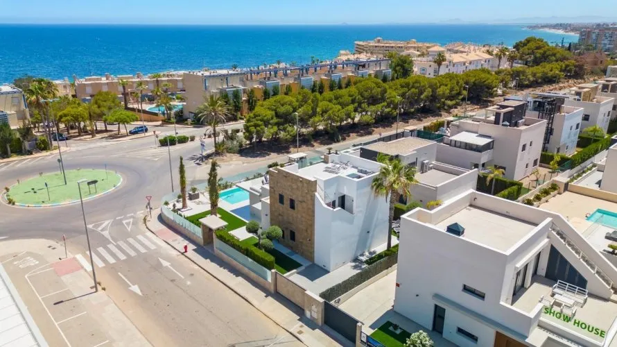 Villa de 4 dormitorios en Campoamor, Spain No. 30705 № 3