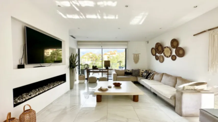 Villa de 5 dormitorios en Mijas Costa, Spain No. 30618