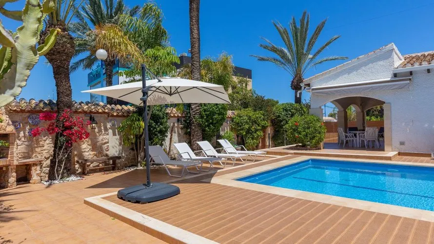 Villa de 4 dormitorios en Alicante, Spain No. 31026 № 1