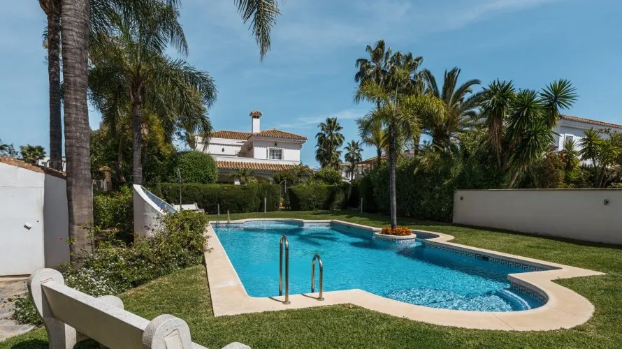 Сasa de 4 dormitorios en Estepona, Spain No. 31037 № 2