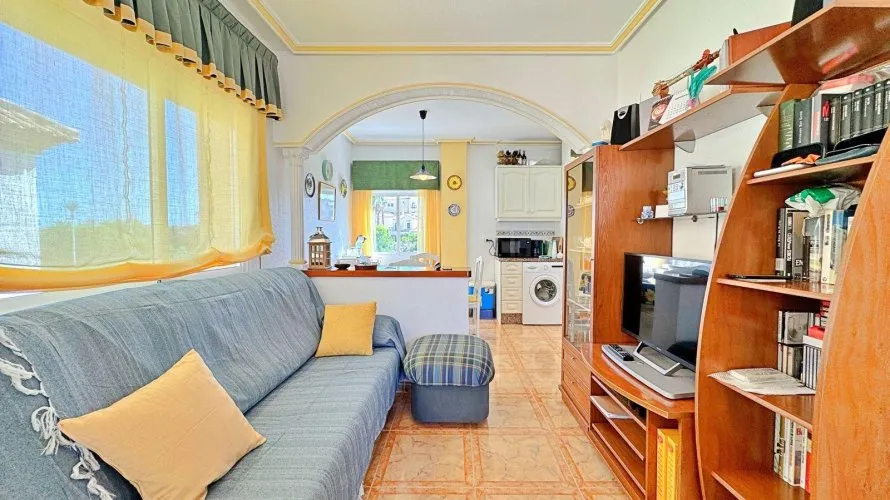 Bungalow de 2 dormitorios en La Zenia, Spain No. 31179 № 3