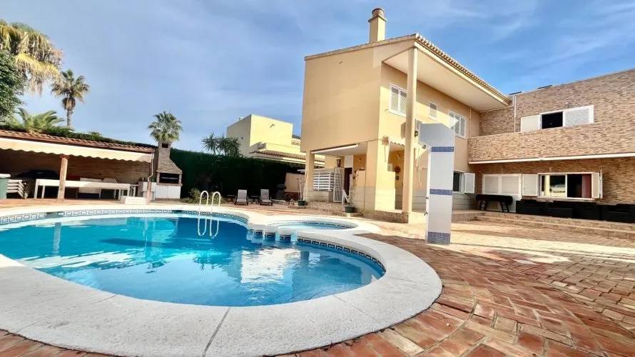 Villa de 4 dormitorios en Torrevieja, Spain No. 31260 № 1