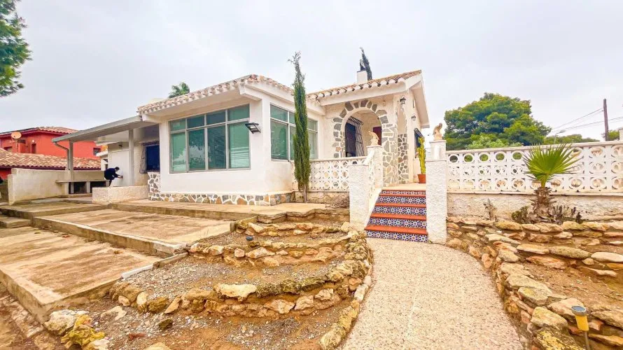 Villa de 3 dormitorios en Los Balcones, España No. 32039 № 1
