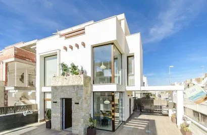 Villa de 3 dormitorios en Playa Honda, España No. 31836