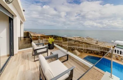 Villa de 210m² en Torrevieja, Spain No. 32082