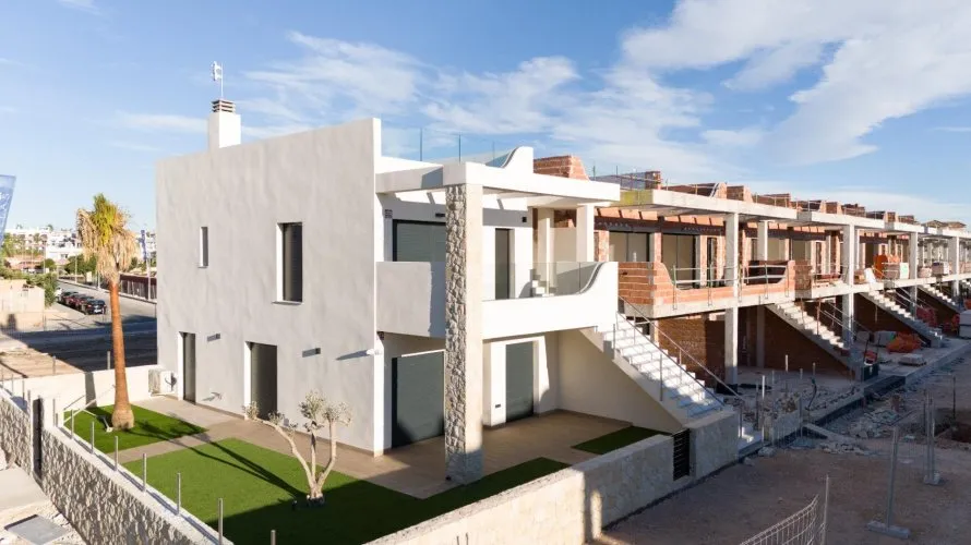 Bungalow de 2 dormitorios en Pilar de la Horadada, Spain No. 31800 № 1