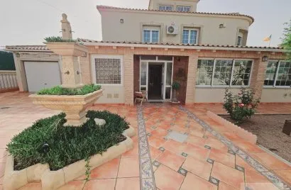Villa de 5 dormitorios en Torrevieja, España No. 32081