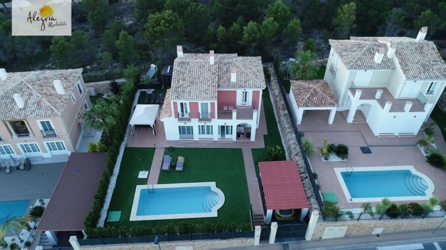 Villa de 4 dormitorios en Finestrat, España No. 31818