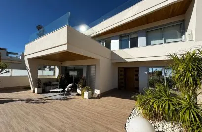 Villa de 4 dormitorios en Campoamor, España No. 32351