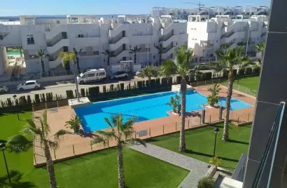 Bungalow de 2 dormitorios en Guardamar del Segura, España No. 32368