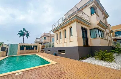 Villa de 5 dormitorios en La Zenia, España No. 32327