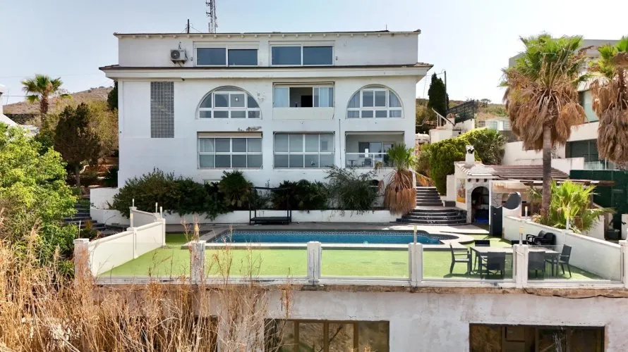 Villa de 7 dormitorios en Benidorm, España No. 32434