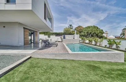 Villa de 5 dormitorios en Alicante, España No. 32428
