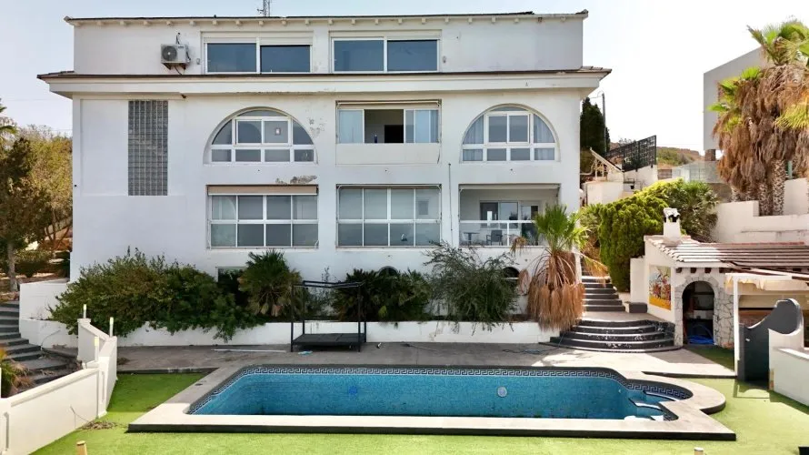 Villa de 7 dormitorios en Benidorm, España No. 32434 № 1