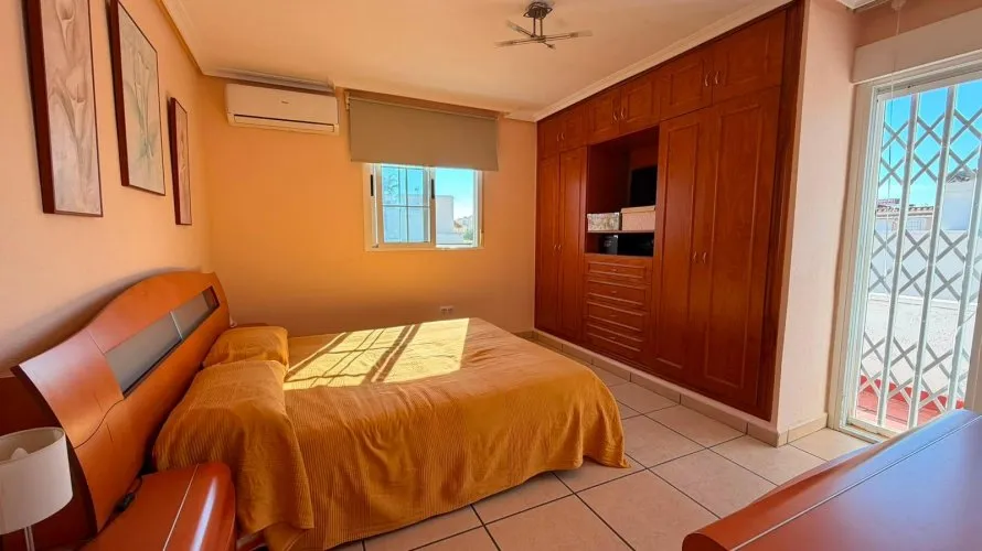 Сasa de 3 dormitorios en Torrevieja, España No. 32430 № 1