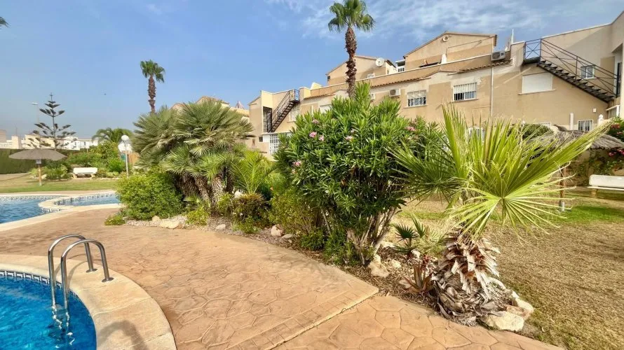 Bungalow de 2 dormitorios en Alicante, España No. 32508 № 2