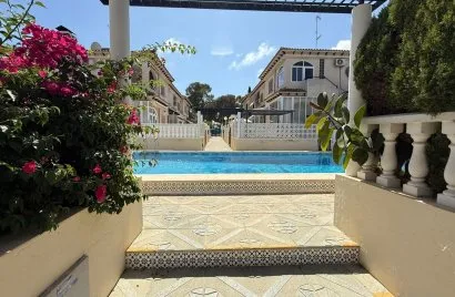 Bungalow de 2 dormitorios en Torrevieja, España No. 32535