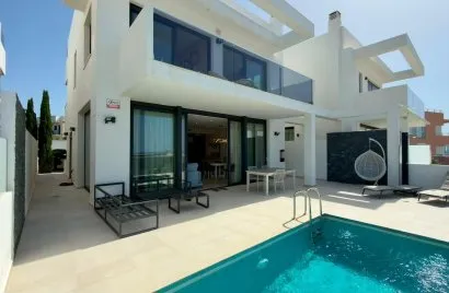 Villa de 4 dormitorios en Calpe, España No. 32544