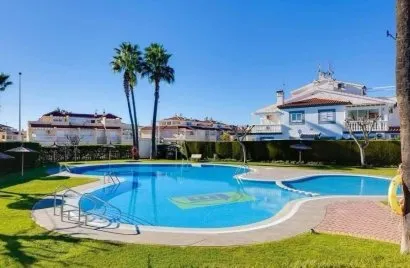 Bungalow de 2 dormitorios en Alicante, España No. 32609