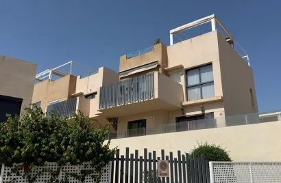 Bungalow de 2 dormitorios en La Zenia, España No. 32601