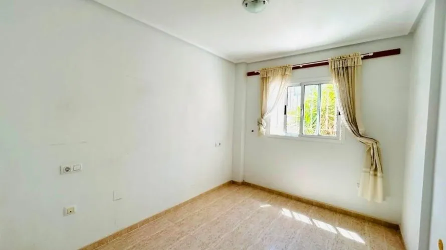 Bungalow de 2 dormitorios en Alicante, España No. 32609