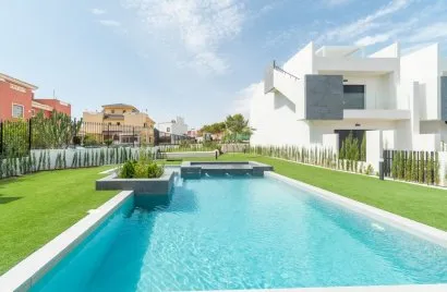 Bungalow de 2 chambres à Los Balcones, Espagne No. 31892