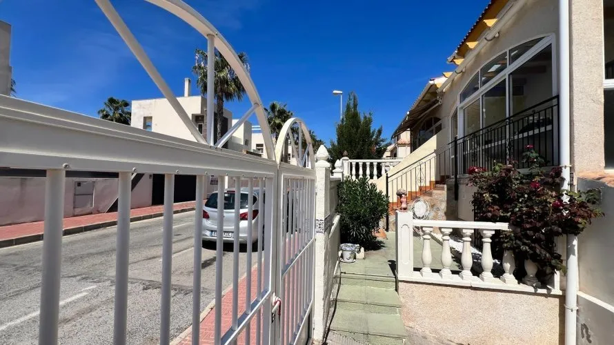 House de 132m² à Torrevieja, Espagne No. 32277 № 1