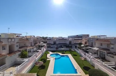 Bungalow de 2 chambres à Torrevieja, Espagne No. 32443