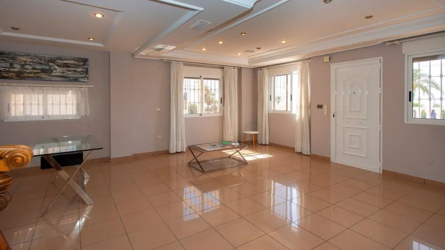 Villa de 180m² à Torrevieja, Espagne No. 32417 № 19