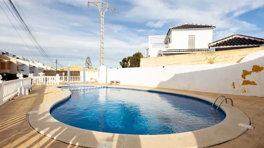 House de 78m² à Torrevieja, Espagne No. 32424 № 1